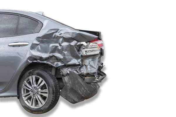 Yağmur da gün arka tarafında gri renkli araba hasarlı ve kaza sonucu kırılan yol park yeri üzerinde artık kirleşemez. beyaz arka planda izole edin. Kliple yol ile kaydet