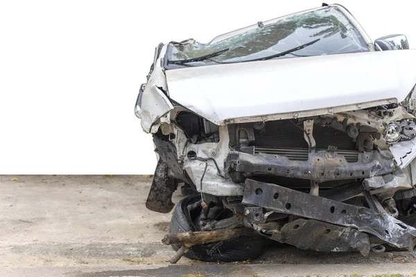 Auto mit weißer Farbe beschädigt und durch Unfall beschädigt. isoliert auf weißem Hintergrund. Speichern mit Clipping-Pfad — Stockfoto