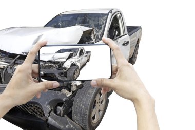 Kadın 2 el ön beyaz renkli araba kazası fotoğraf çekmek için akıllı telefon tutun. Kliple yol ile kaydet