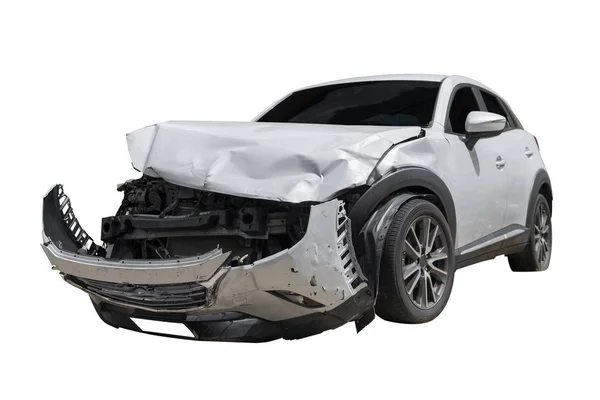 Przedni szary kolor samochodu uszkodzony i uszkodzony przez przypadek. Wyizoluj na białym tle. Zapisz z ścieżki cliping — Zdjęcie stockowe