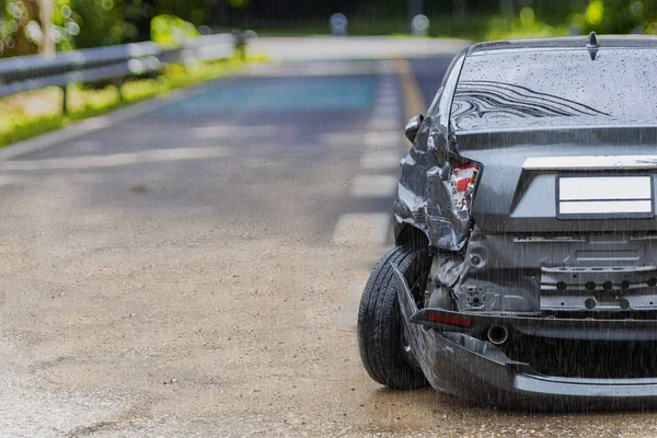 Lluvia día atrás lado de gris han dañado y roto por accidente en el aparcamiento de la carretera no puede ensuciar más. Con espacio de copia para texto o diseño —  Fotos de Stock