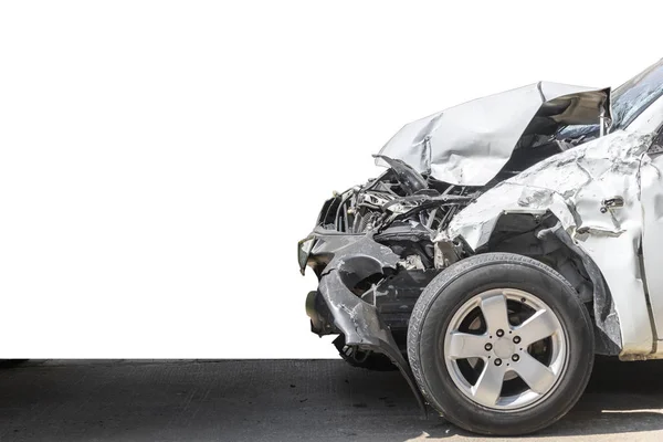 Otomobilin ön kısmı yolda kaza sonucu hasar gördü ve kırıldı. Beyaz arka planda yalıtın. Kliple yol ile kaydet.
