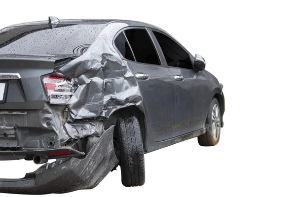 Yağmur da gün arka tarafında gri renkli araba hasarlı ve kaza sonucu kırılan yol park yeri üzerinde artık kirleşemez. beyaz arka planda izole edin. Kliple yol ile kaydet