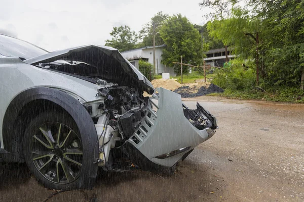 Día de lluvia frente a coche de color gris han dañado y roto por accidente en el aparcamiento de la carretera no puede ensuciar más. Con espacio de copia para texto o diseño —  Fotos de Stock