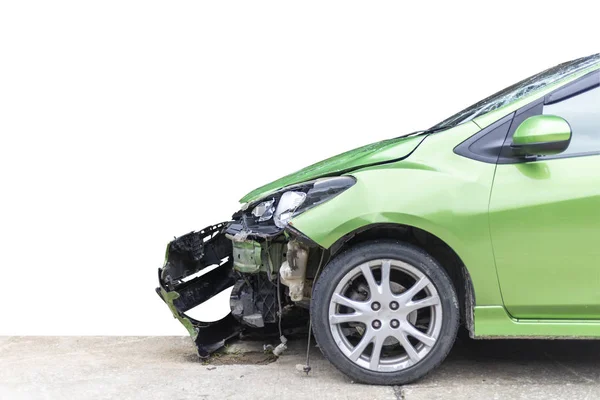 Przednie zielone samochód kolor uszkodzony i złamane przez przypadek na parkingu drogowego nie można dirve więcej. Wyizoluj na białym tle. Zapisz z ścieżki cliping. — Zdjęcie stockowe