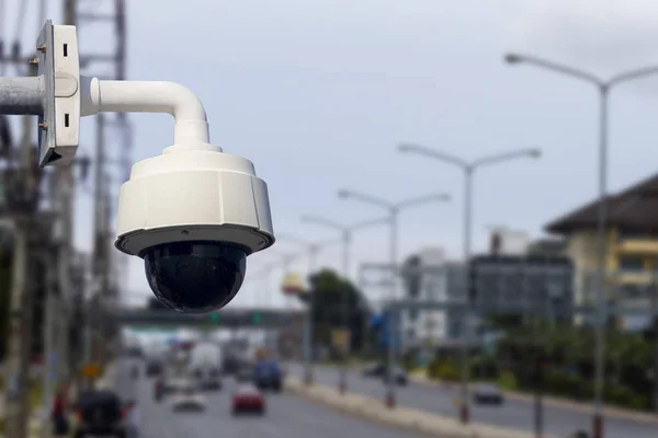 Trafik yolunda Dome cctv kamera açık
