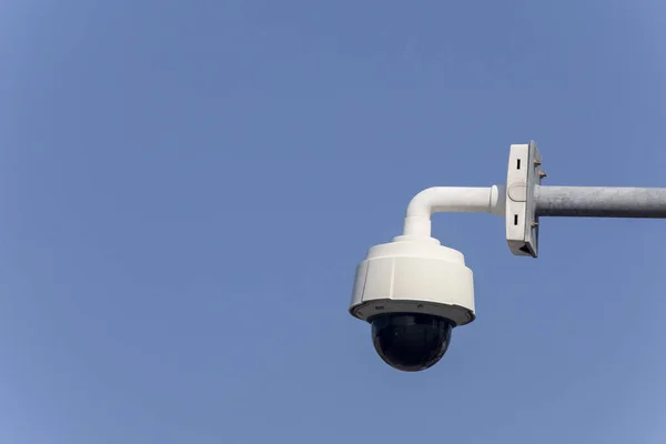 Трафическая камера CCTV на фоне ясного неба с пространством для копирования текста или дизайна . — стоковое фото