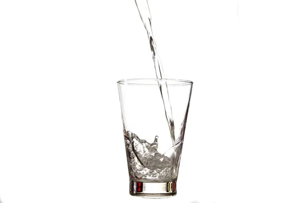 Salpicaduras de agua al vidrio aislado sobre fondo blanco — Foto de Stock