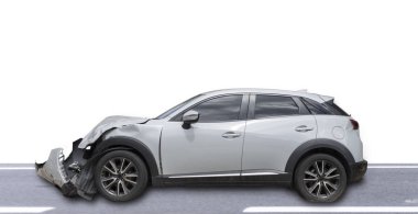 Gri renkli araba hasarlı ve kaza ile kırık . Beyaz arka planda yalıtın. Kesme yolu ile kaydedin. Araba kazası.