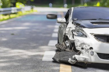 Ön beyaz renkli araba büyük hasarlı ve şehir sokak otoparkı kaza ile kırık artık sürücü olamaz. Metin veya tasarım için kopyalama alanı ile