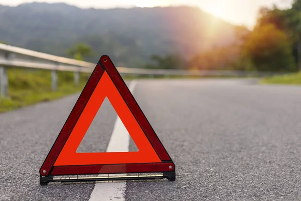 Kırmızı üçgen, kırmızı acil durum dur işareti, yolda kırmızı acil durum sembolü. Metin veya tasarım için kopyalama alanı ile