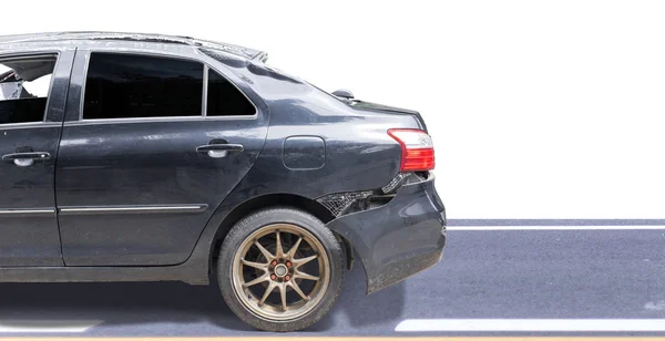 Achterzijde van zwarte kleur auto beschadigd en gebroken door ongeval isolaat op witte achtergrond. Opslaan met cliping-pad. — Stockfoto
