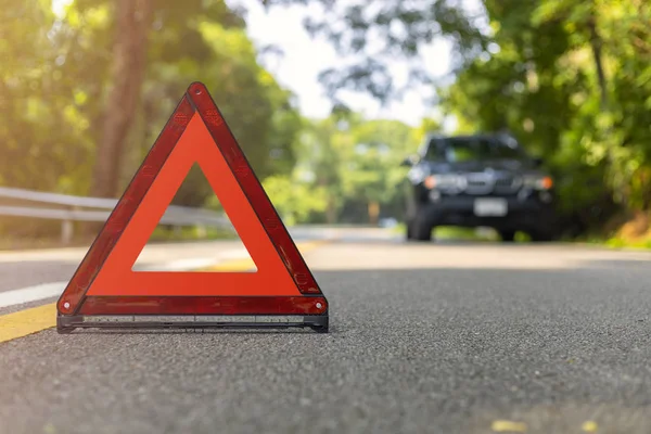 Kırmızı üçgen, kırmızı acil dur işareti, kırmızı acil durum sembolü ve siyah araba durdurmak ve yolda park.