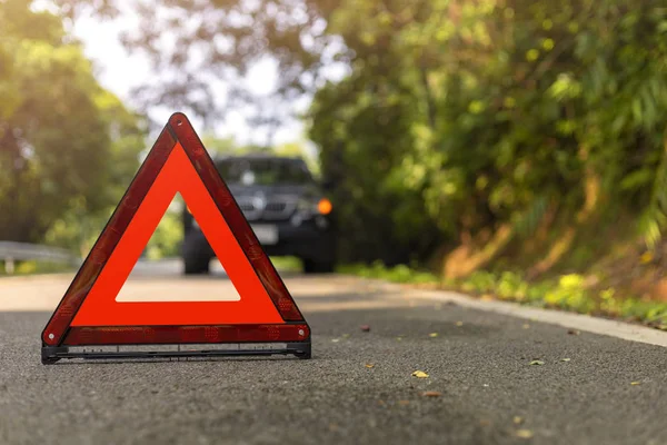 Kırmızı üçgen, kırmızı acil dur işareti, kırmızı acil durum sembolü ve siyah araba durdurmak ve yolda park.