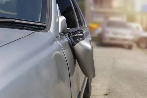 Accidente de coche roto espejo retrovisor puerta del coche no puede utilizar más — Foto de Stock