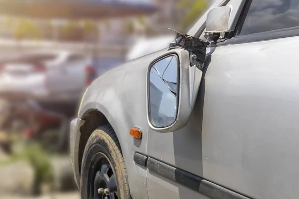 Accidente de coche roto espejo retrovisor puerta del coche no puede utilizar más — Foto de Stock