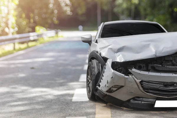 Avant de voiture gris clair grand endommagé et cassé par accident sur le stationnement de la rue de la ville ne peut pas conduire plus. Avec espace de copie pour le texte ou la conception — Photo