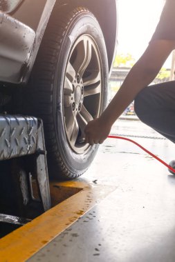 Teknisyen şişiriyor lastiğe hava veriyor. araba lastiği.