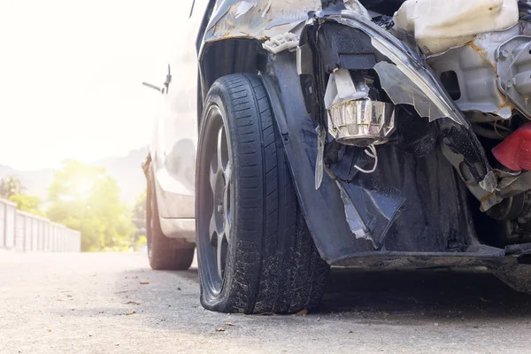 흰색 자동차의 전면 큰 손상 및 도시 거리 주차에 사고에 의해 깨진 더 이상 구동 할 수 없습니다. 텍스트 또는 디자인을 위한 복사 공간 — 스톡 사진