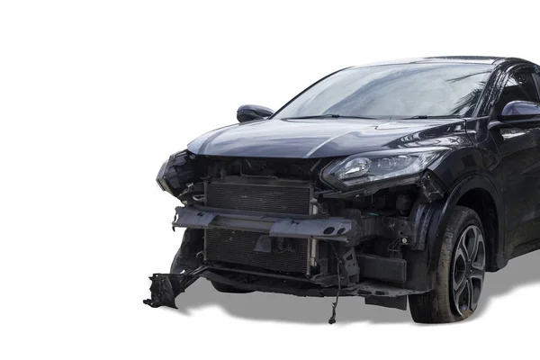 Front des schwarzen Autos beschädigt und durch Unfall beschädigt. isoliert auf weißem Hintergrund. Speichern mit Clipping-Pfad — Stockfoto