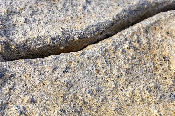 Gran roca en la playa con fondo de grietas. Para texto o diseño . — Foto de Stock