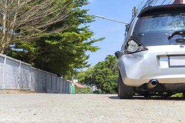 Gri renkli arabanın arkası sabah yolda kazara büyük hasar görmüş ve kırılmış. Bekleme sigortası memuru daha fazla park edemez. Metin veya tasarım için kopyalama alanı ile