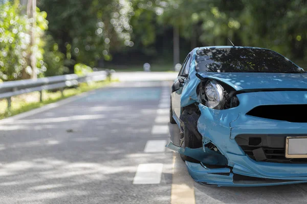 Frente de coche de color azul grande dañado y roto por accidente en el aparcamiento de la calle de la ciudad no puede conducir más. Con espacio de copia para texto o diseño —  Fotos de Stock