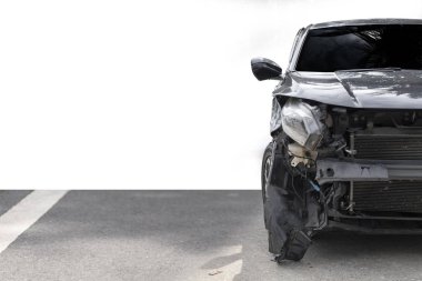 Siyah renkli arabanın ön tarafı kazara hasar görmüş ve kırılmış. Beyaz arkaplanda izole et. Kırpma yolu ile kaydet