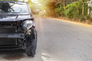 Siyah renkli arabanın ön tarafı kazara hasar görmüş ve kırılmış. Beyaz arkaplanda izole et. Kırpma yolu ile kaydet