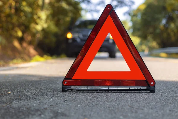 Triángulo rojo, señal roja de parada de emergencia, símbolo rojo de emergencia y parada de coche negro y aparcar en la carretera . — Foto de Stock