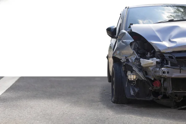 Front des grauen Autos beschädigt und durch Unfall zerbrochen. isoliert auf weißem Hintergrund. Speichern mit Clipping-Pfad — Stockfoto