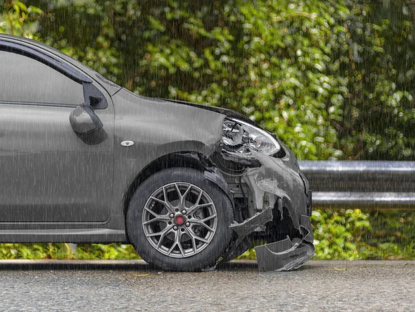 Deszcz dzień przed szary samochód kolor uszkodzony i złamane przez przypadek na parkingu drogowego nie można dirve więcej. Z miejscem na skopiowanie tekstu lub wzoru — Zdjęcie stockowe