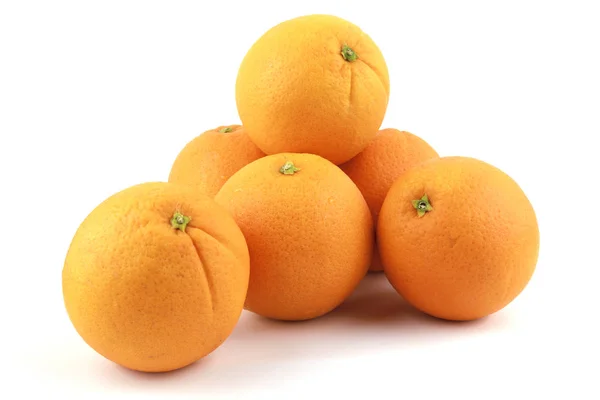 Beyaz arka planda izole edilmiş taze göbek portakalları. Kırpma yolu ile kaydet.