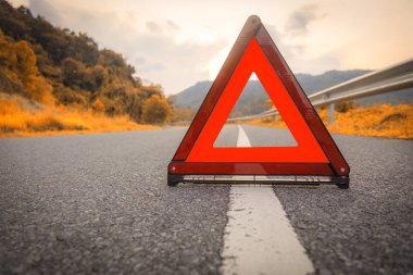 Sonbahar Yolu Kırmızı Üçgen, kırmızı acil durum işareti, yolda kırmızı acil durum sembolü. Metin veya tasarım için kopyalama alanı ile