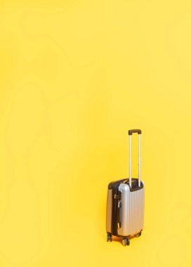 Posta kodu kilitli seyahat çantası. Sarı arkaplanda, kopyalama alanı olan gümüş bavul numarası kodu kilidi.