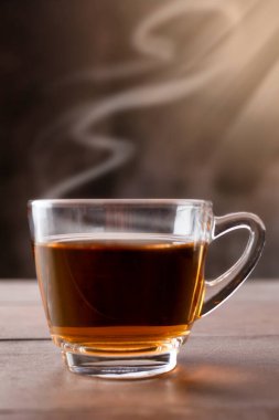 Tahta masadaki sıcak çay fincanını kapat. Metin veya tasarım için kopyalama alanı olan bardakta sıcak çay.