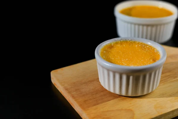 Zavřít Domácí Creme Brulee Bílém Ramekin Cukrem Černém Pozadí Kopírovacím — Stock fotografie