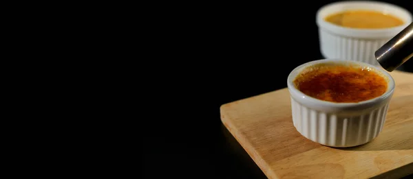 Zavřít Domácí Creme Brulee Bílém Ramekin Butan Hořet Cukr Černém — Stock fotografie