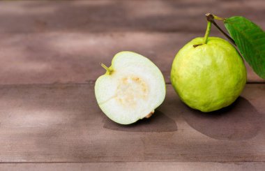 Tahta masada güneş ışınlı taze guava meyvesi. Taze guava slaytı.