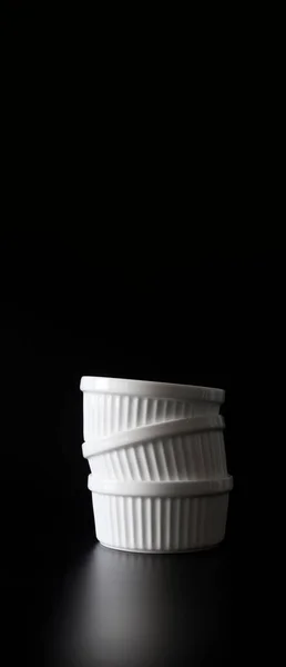 Размер Белый Ramekins Сложены Черном Фоне Копировальным Пространством — стоковое фото