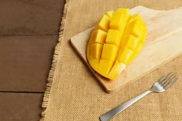 Medio Mango Amarillo Con Tenedor Pequeño Cubos Fruta Mango Mesa —  Fotos de Stock