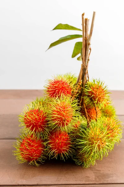 Mazzo Frutti Rambutan Freschi Maturi Sulla Tavola Legno — Foto Stock