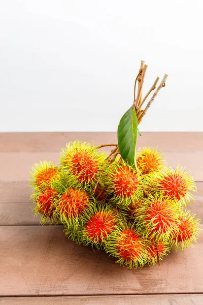 Mazzo Frutti Rambutan Freschi Maturi Sulla Tavola Legno — Foto Stock