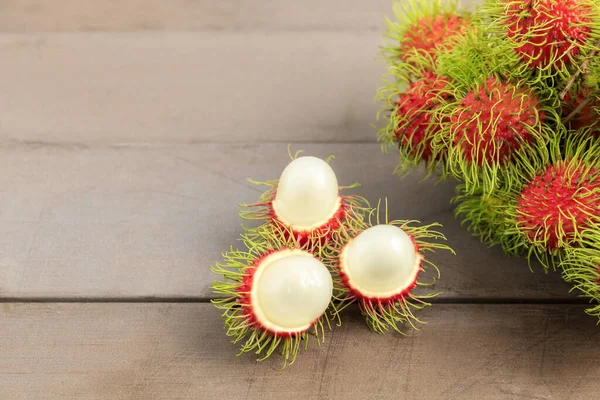 Rambutan Fresco Sbucciato Sul Tavolo Legno Con Mazzo Fresco Sfondo — Foto Stock