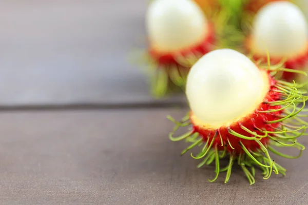 Close Rambutan Fresco Sbucciato Sul Tavolo Legno Con Sfondo Sfocato — Foto Stock