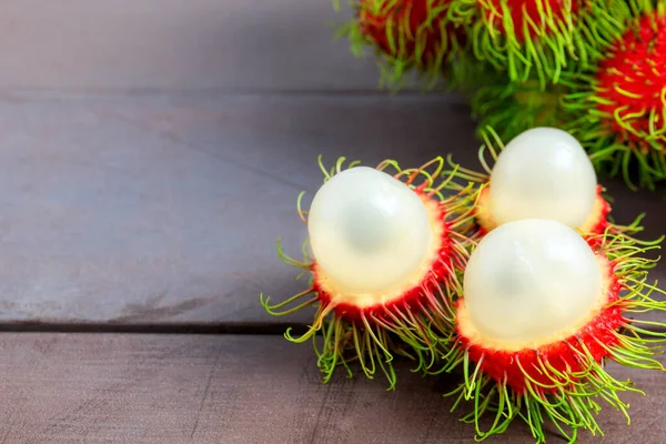 Rambutan Fresco Sbucciato Sul Tavolo Legno Con Mazzo Fresco Sfondo — Foto Stock