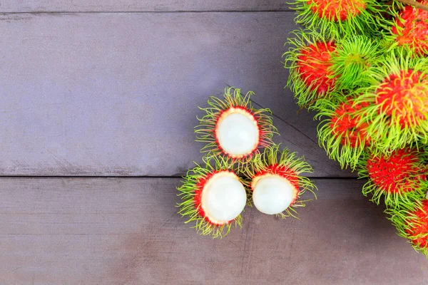 Vista Dall Alto Rambutan Fresco Sbucciato Sul Tavolo Legno Con — Foto Stock