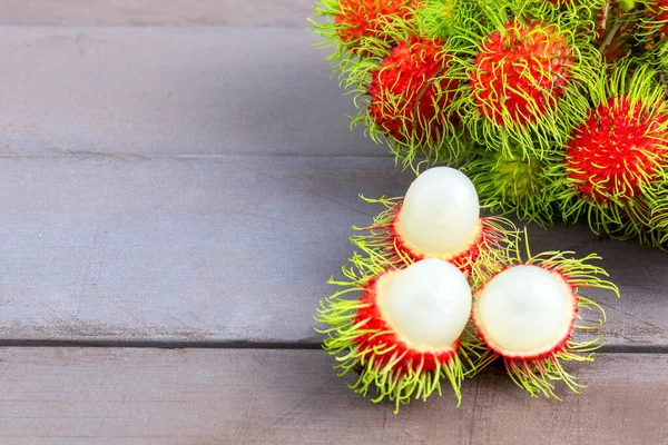 Rambutan Fresco Sbucciato Sul Tavolo Legno Con Mazzo Fresco Sfondo — Foto Stock