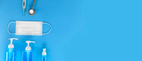 하이지 마스크 디지털 온도계 스코프 배경에 알코올 스프레이 의료용 마스크 — 스톡 사진