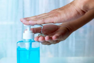 4K yakın plan el dezenfektanı jeli kullanan adam. Coronavirus el dezenfektanı jeli temiz eller için hijyen korona virüsü. Adam alkolsüz jel kullanıyor. Covid-19 konsepti.
